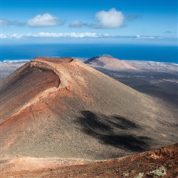 Beklim de vulkaan Montaña de Guanapay en geniet van het adembenemende uitzicht over het betoverende eiland Lanzarote!