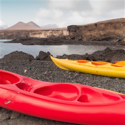 De beste plekken om te kajakken op Lanzarote