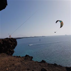 De Beste Plekken om te Parasailen op Lanzarote