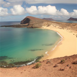 Ontdek de verborgen baai Playa de las Conchas op La Graciosa: een paradijselijk strand op Lanzarote