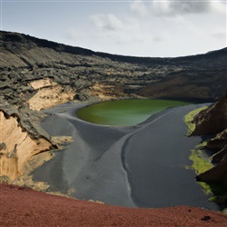 Ontdek de verborgen schatten van Lanzarote: Maak een wandeling door het betoverende El Golfo en geniet van de prachtige groene lagune