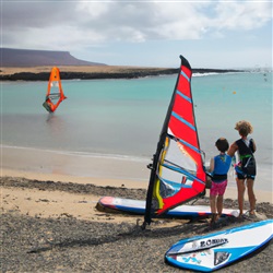 Windsurfen met kinderen op Lanzarote: beste plekken en tips